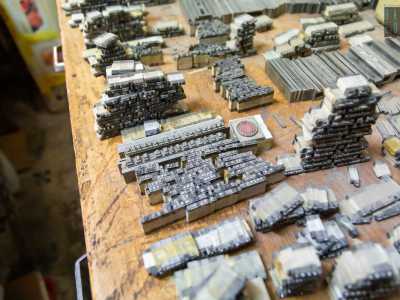 Ed ecco che l�artigiano ci indica un ripiano su cui sono poggiati tanti blocchetti metallici con le lettere in rilievo...